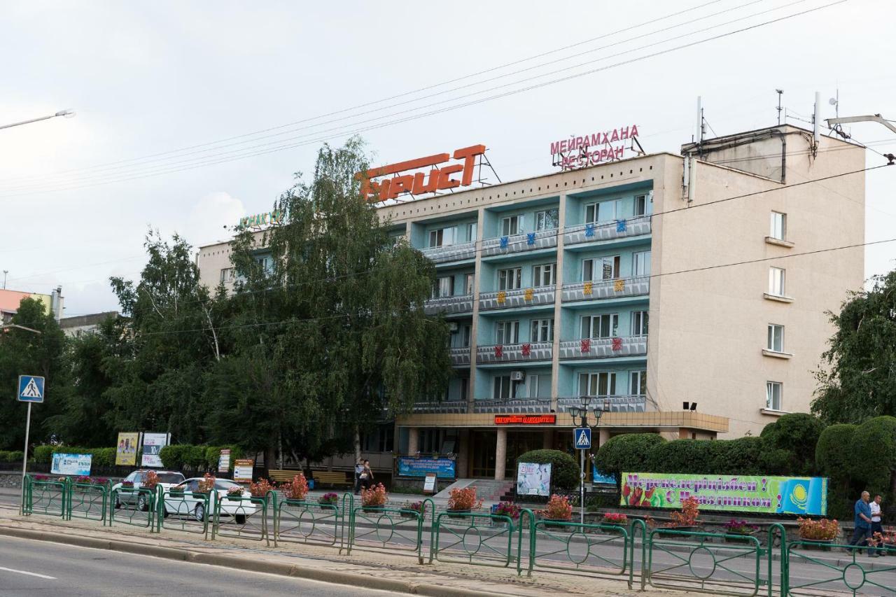 Tourist Hotel Öskemen Buitenkant foto
