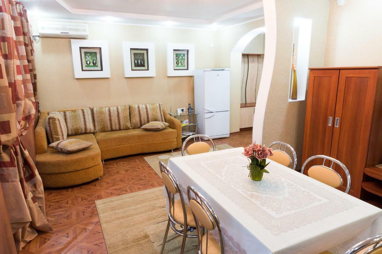 Tourist Hotel Öskemen Buitenkant foto