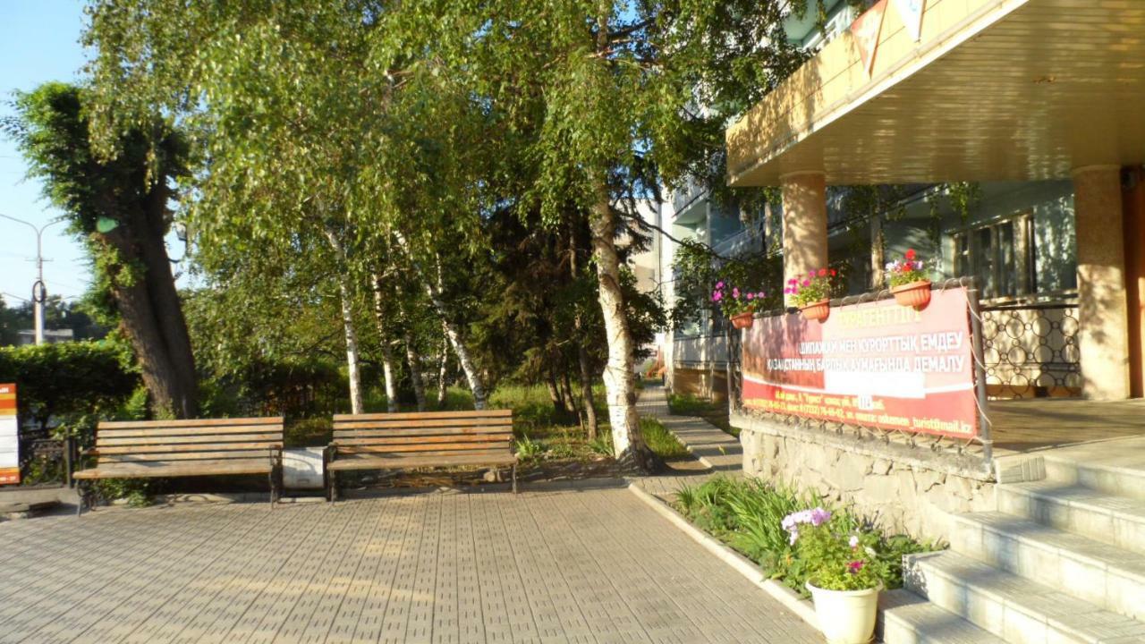 Tourist Hotel Öskemen Buitenkant foto