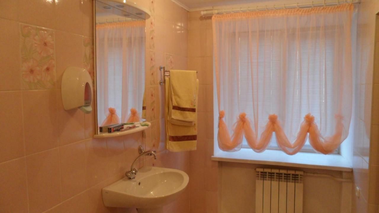Tourist Hotel Öskemen Buitenkant foto