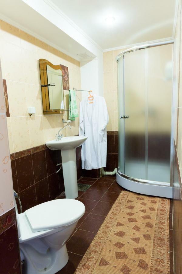 Tourist Hotel Öskemen Buitenkant foto
