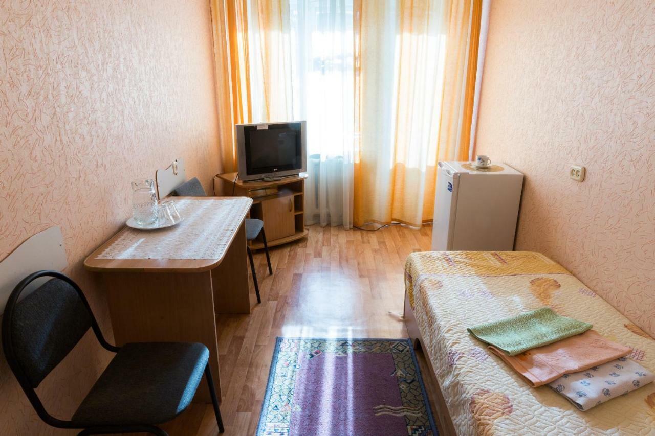 Tourist Hotel Öskemen Buitenkant foto
