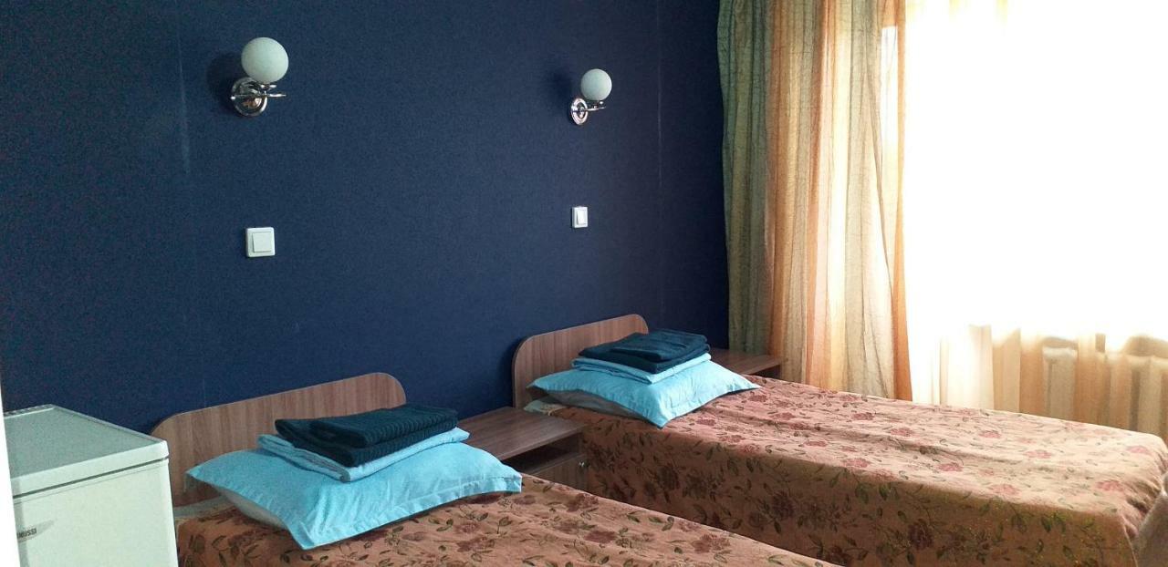 Tourist Hotel Öskemen Buitenkant foto